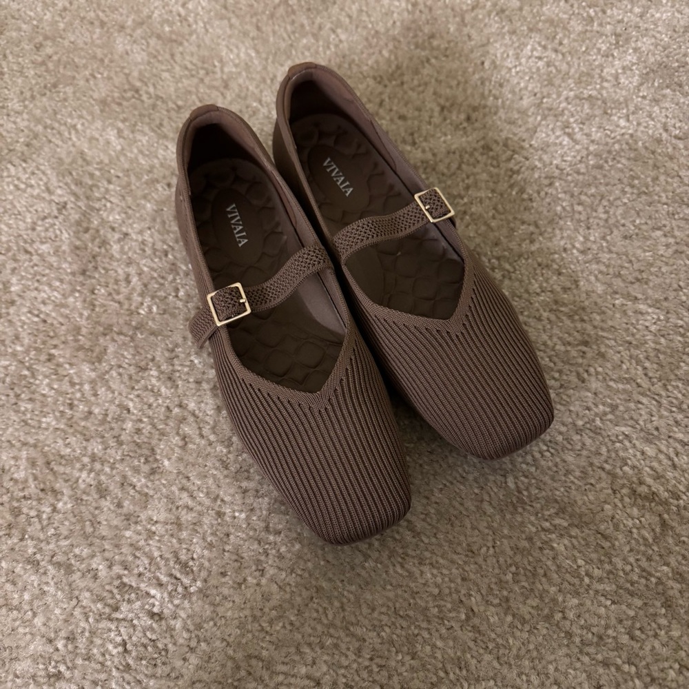 Vivaia lightweight square toe Mary Jane ballet flats